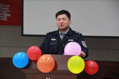 　　　　稀硝装置夏楠的评书《波斯寻宝》绘声绘色，寓意深刻