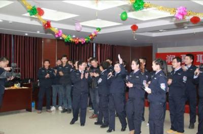  联欢会在热烈的气氛中结束